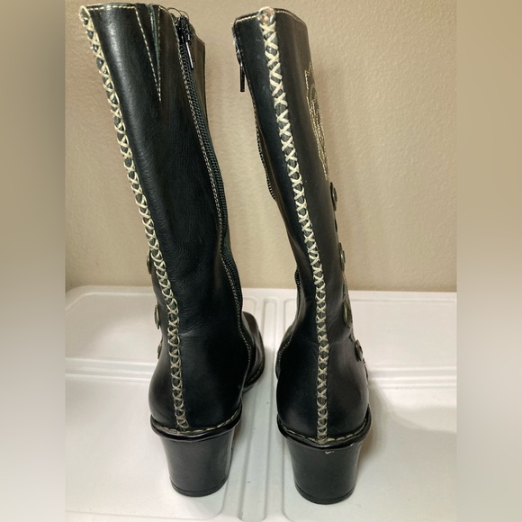 Tsonga Elegant Black Leather Heeled Boots with Decorative Stitching - Picture 10 of 14